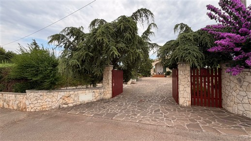 Villa Di 3 Vani e Acc. In Buono Stato, Rivestita In Pietra e Recintata.